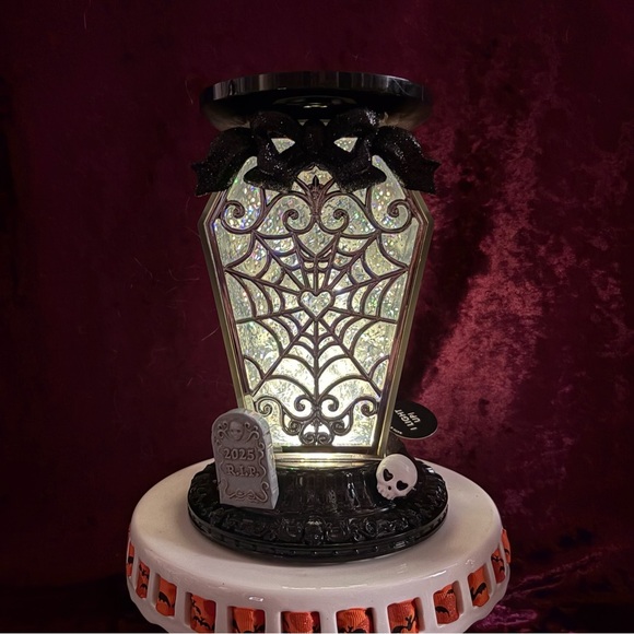 Bath & Body Works 2025 Light Up Glitter Coffin Waterglobe 3 Wick Candle Holder - Picture 6 of 12